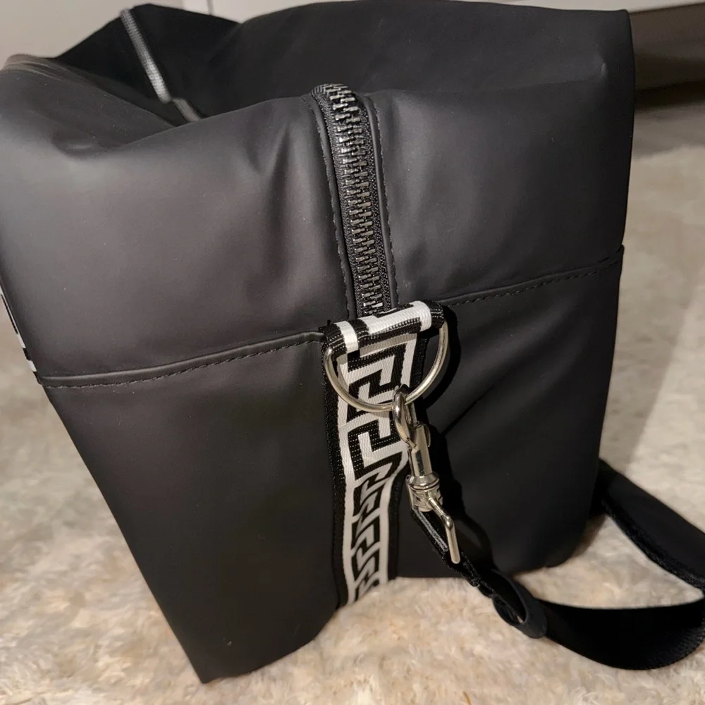 ⚡️Versace Black and White Duffel Bag⚡️ - Picture 4 of 7